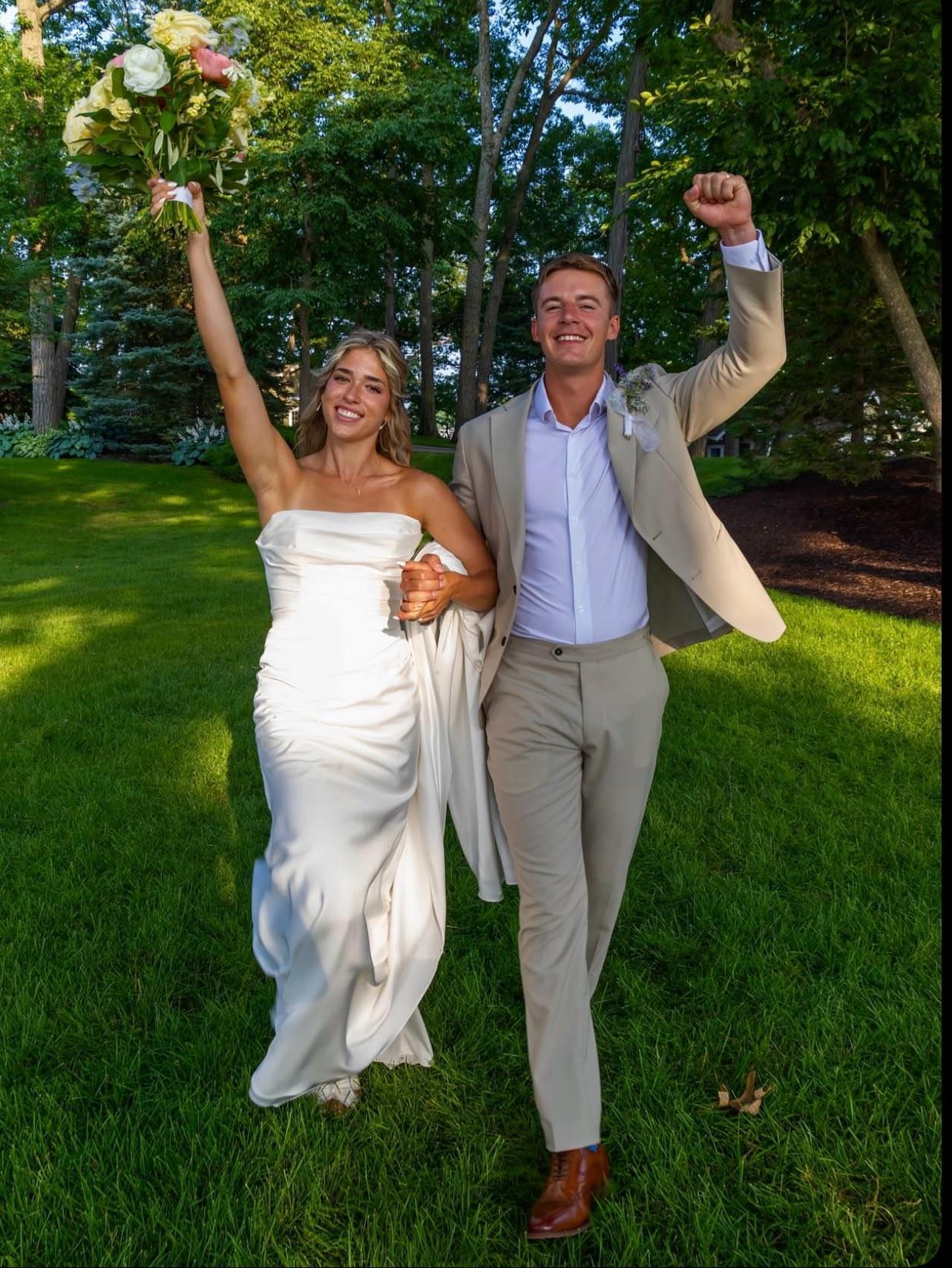 KAIYUN SPORTS-里昂女足球员科尔宾-艾伯特和NFL球员完婚,她曾转发恐同帖子