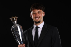 开云登录入口-45场仅丢16球!特拉福德当选PFA英冠年度球员票选最佳球员