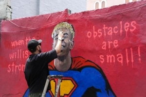 庆祝18岁生日,街头艺术家Tvboy为亚马尔绘制超级英雄壁画