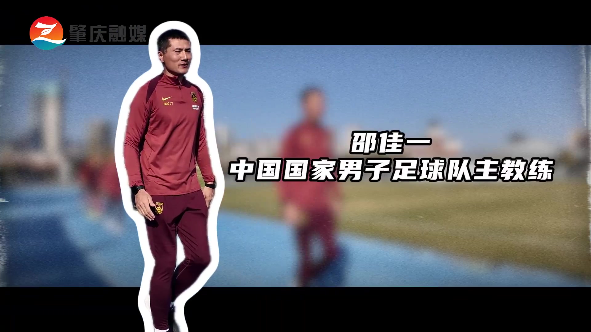 开云登录入口-国足 少年齐奔跑足球公益活动中 国家队成员与足球少年们一起踢球